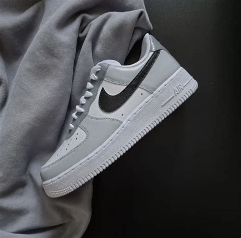 Schwarze, graue Nike Air Force 1 